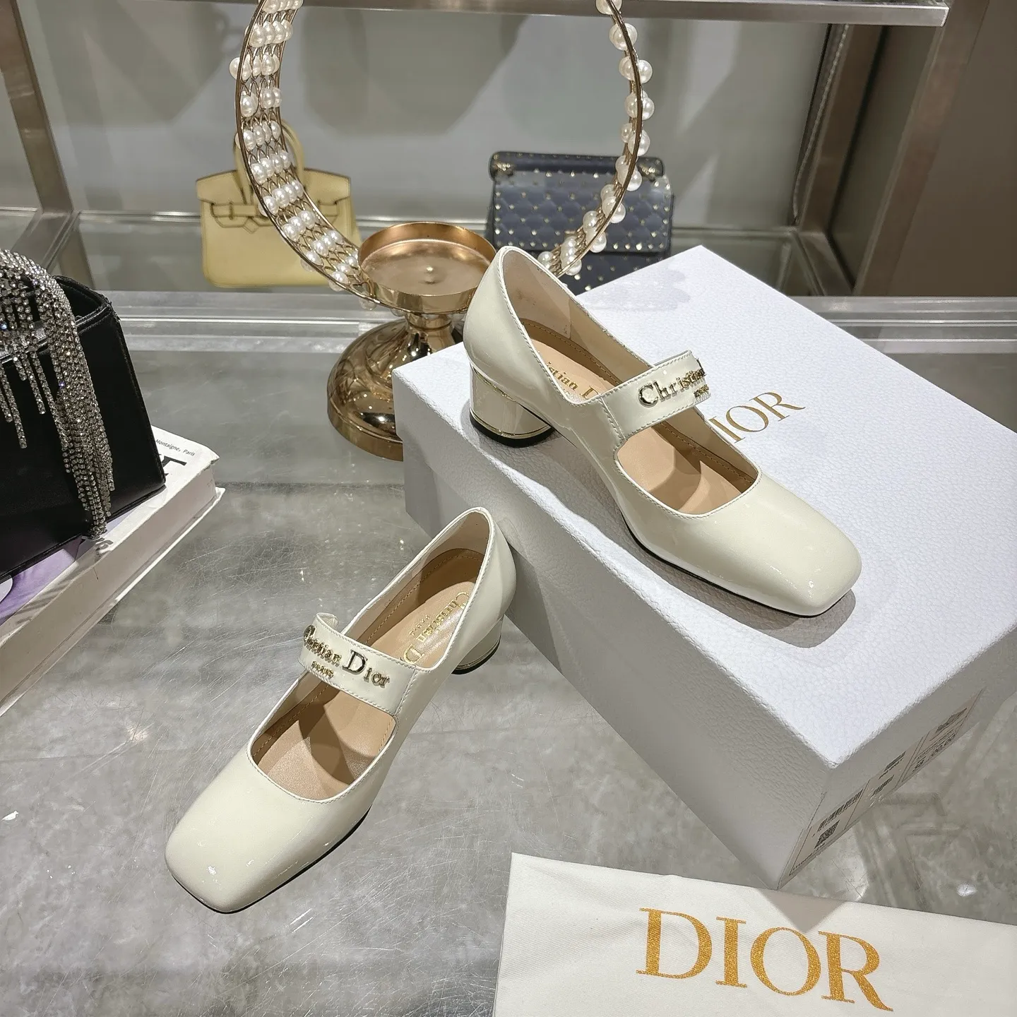 💕💕Factory direct selling price p560💕💕 💕25ss early spring new Dior Dior D-My hardware letter square toe high heels 👠This My Dior high heels are a new product in the 2025 spring and summer ready-to-wear series, showing exquisite elegance. Carefully crafted from cow leather, it is embellished with gold buckles and a metallic Christian Dior Paris logo, making it highly recognizable and highlighting Dior's extraordinary craftsmanship. Graphic style heels complement each other, making the fashionable design more elegant. Upper: cow patent leather. Inner foot pad: sheepskin. Sole: Italian genuine leather outsole. Heel height: 4cm 7.5cm. Size: 35-39 (34.40.41. Customized items are non-refundable)